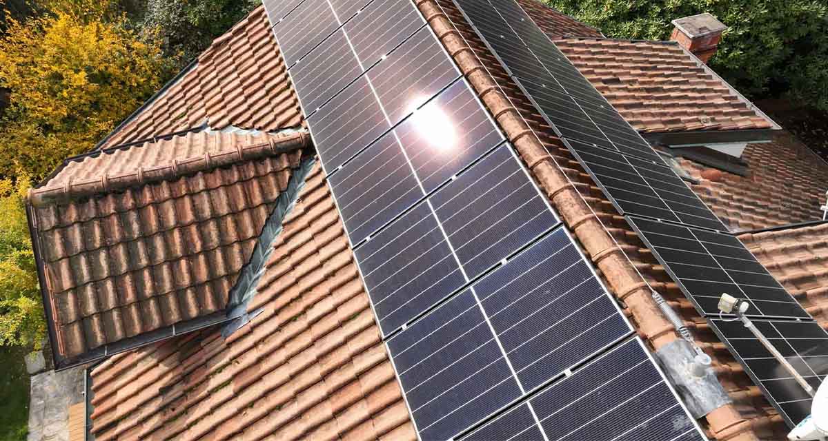 Moduli fotovoltaici su un tetto: una corretta progettazione è fondamentale per risparmiare sui costi del fotovoltaico